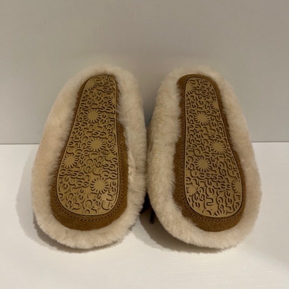UGG sheepskin toddler boot 4/5T - Picture 4 of 5